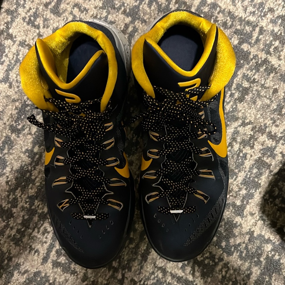 Basketball shoes